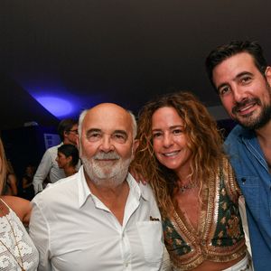 Exclusif - Philippine Coupérie-Eiffel, Gérard Jugnot, Marie Coupérie, Maxime Gasteuil au dîner de gala à l'espace VIP au Longines Paris Eiffel Jumping au pied de la Tour Eiffel sur le Champ-de-Mars à Paris, France, le 21 juin 2025. © Perusseau-Veeren/Bestimage