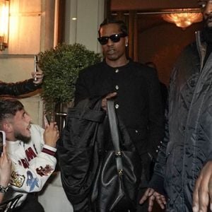Rihanna, avec un sac à main Dior "Dracula", et ASAP Rocky quittent en famille le restaurant italien "Siena" à Paris, le 4 avril 2026.  Backgrid USA / Bestimage