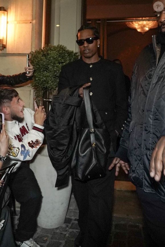 Rihanna, avec un sac à main Dior "Dracula", et ASAP Rocky quittent en famille le restaurant italien "Siena" à Paris, le 4 avril 2026.  Backgrid USA / Bestimage