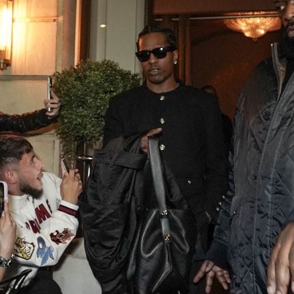 Rihanna, avec un sac à main Dior "Dracula", et ASAP Rocky quittent en famille le restaurant italien "Siena" à Paris, le 4 avril 2026.  Backgrid USA / Bestimage