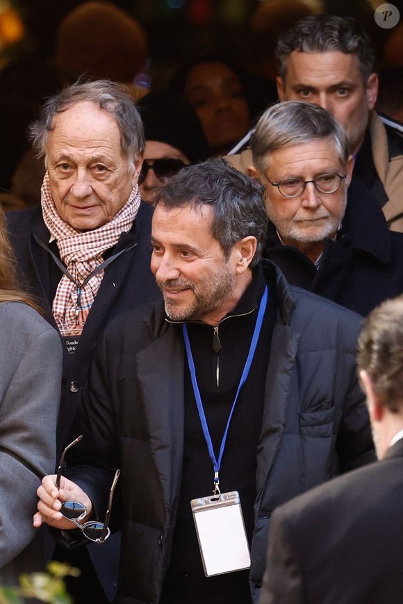 Michel Ansault , Bernard Montiel - Sorties des obsèques de Brigitte Bardot en l'église Paroissiale Notre-Dame-de-l'Assomption de Saint-Tropez, France, le 7 janvier 2026.  Brigitte Bardot, figure emblématique du cinéma français et icône internationale, est décédée le 28 décembre 2025 à l'âge de 91 ans dans sa mythique propriété de La Madrague, à Saint-Tropez (France). Révélée au monde entier par son rôle dans "Et Dieu... créa la femme", elle avait contribué à faire de Saint-Tropez un lieu mondialement connu. L'actrice sera inhumée le 7 janvier 2026 au cimetière marin de Saint-Tropez, aux côtés de son père Louis Bardot (1896-1975) et de sa mère Anne-Marie Mucel (1912-1978). Une cérémonie religieuse se tiendra auparavant dans l'église de Saint-Tropez, où proches, personnalités et anonymes pourront lui rendre un dernier hommage. © Jacovides-Moreau/Bestimage