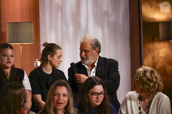 Raphaël Mezrahi sur plateau de l'émission "Animalement Vôtre" présentée par B.Montiel et diffusée le 1er février 2026 sur France 3, à Paris, France, le 3 décembre 2025. © Jack Tribeca/Bestimage
