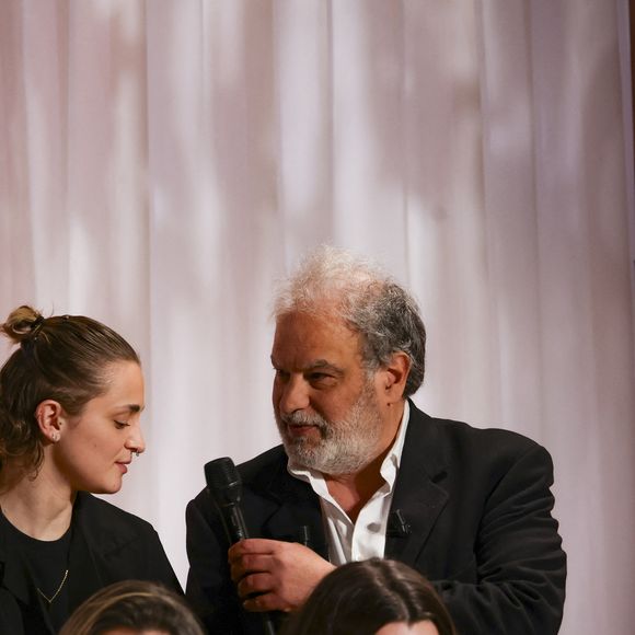 Raphaël Mezrahi sur plateau de l'émission "Animalement Vôtre" présentée par B.Montiel et diffusée le 1er février 2026 sur France 3, à Paris, France, le 3 décembre 2025. © Jack Tribeca/Bestimage
