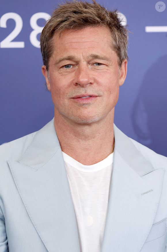 Il était consacré à une escroquerie hallucinante et à laquelle Brad Pitt est malgré lui lié. 

Brad Pitt - Photocall du film "Wolfs" lors du 81ème festival international du film de Venise, la Mostrale 1er septembre 2024.