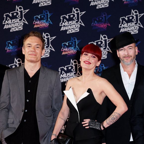 Jennifer Ayache avec son groupe Superbus au photocall de la 27ème édition des NRJ Music Awards au palais des Festivals de Cannes, France, le 31 octobre 2025. © Dominique Jacovides/Bestimage