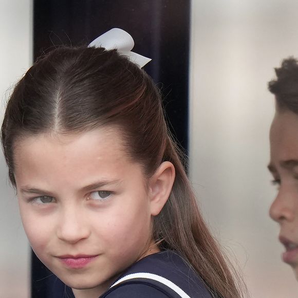 Comme son illustre génitrice, Kate Middleton, la princesse Charlotte ne cesse de donner des leçons de style... 

La princesse Charlotte, le prince George - Les membres de la famille royale britannique au balcon du Palais de Buckingham lors de la parade militaire "Trooping the Colour" à Londres © Julien Burton / Bestimage