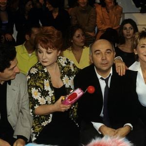 En France, à Paris, sur le plateau de l'émission "Nom de code : Balasko", de gauche à droite, Thierry Lhermitte, Christian Clavier, Josiane Balasko, Gérard Jugnot, Marie-Anne Chazel, et Michel Blanc, une partie de la troupe du Splendid. Le 15 décembre 1997.

© Michel Marizy via Bestimage