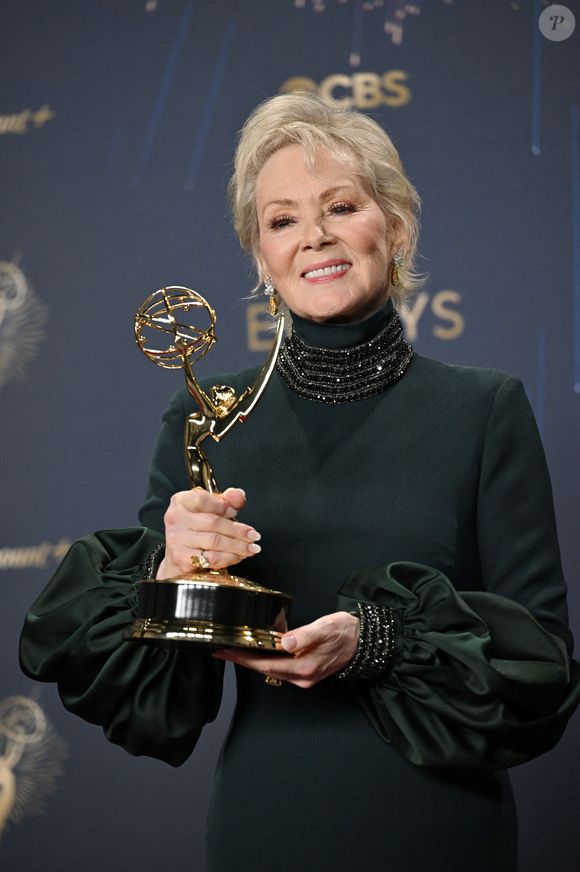 Jean Smart tient l'Emmy de la meilleure actrice dans une série comique pour 'Hacks', dans les coulisses de la 77e cérémonie annuelle des Primetime Emmy Awards au Peacock Theater à Los Angeles, le dimanche 14 septembre 2025. Photo par Chris Chew/UPI/ABACAPRESS.COM.