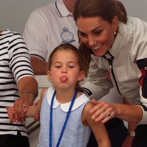 La princesse Charlotte de Cambridge tire la langue pendant la remise de prix de la régate King's Cup à Cowes le 8 août 2019. Agence / Bestimage