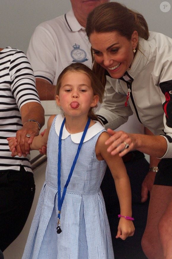 La princesse Charlotte de Cambridge tire la langue pendant la remise de prix de la régate King's Cup à Cowes le 8 août 2019. Agence / Bestimage