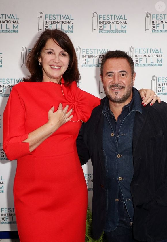 Zabou Breitman pose avec José Garcia en competition pour "Joli Joli" à la soirée d'ouverture de la 11ème édition du festival du film international de Saint-Jean-de-Luz le 7 octobre 2024. © Patrick Bernard/ Bestimage