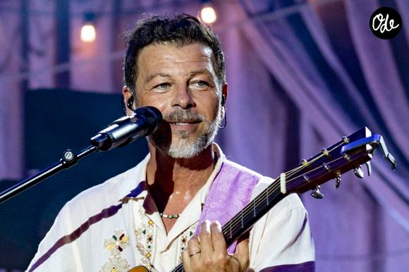 Christophe Mae se produit sur la scène du festival "Printemps de Pérouges" au château de Saint-Maurice-de-Rémens (01 - France) le 26/06/2026. © Sandrine Thesillat/Psnewz/Bestimage