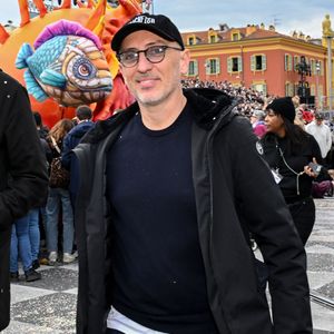 Gad Elmaleh a ouvert le premier corso carnavalesque en journée, en compagnie de Christian Estrosi, le maire de Nice, Laura Tenoudji Estrosi, leur fille Bianca, et Graig Monetti, l'adjoint au maire en charge de l'événementiel, durant la 140eme édition du Carnaval de Nice "Roi des Oceans" à Nice, le 23 février 2025. © Bruno Bebert / Bestimage