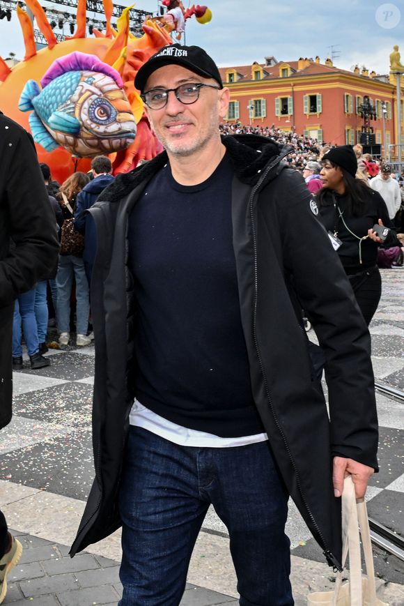 Gad Elmaleh a ouvert le premier corso carnavalesque en journée, en compagnie de Christian Estrosi, le maire de Nice, Laura Tenoudji Estrosi, leur fille Bianca, et Graig Monetti, l'adjoint au maire en charge de l'événementiel, durant la 140eme édition du Carnaval de Nice "Roi des Oceans" à Nice, le 23 février 2025. © Bruno Bebert / Bestimage
