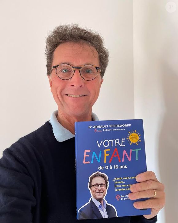 Arnault Pfersdorff avec son livre "Votre enfant de 0 à 16 ans" publié aux éditions Hatier parents.