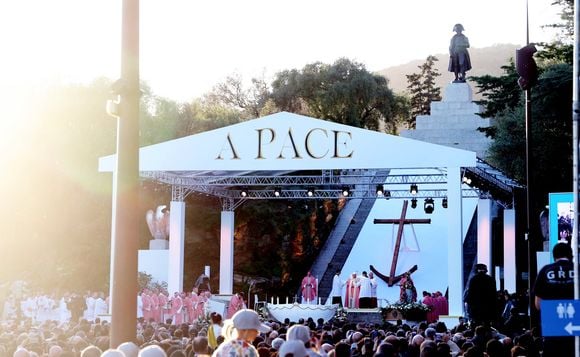 Le pape François célèbre une messe exceptionnelle au théâtre de verdure du Casone, place d'Austerlitz, à Ajaccio (Corse)  le 15 décembre 2024. © Dominique Jacovides / Bestimage
Pope Francis celebrates a special mass at the Théâtre de Verdure du Casone, Place d'Austerlitz, in Ajaccio on 15 December 2024. © Dominique Jacovides/Bestimage