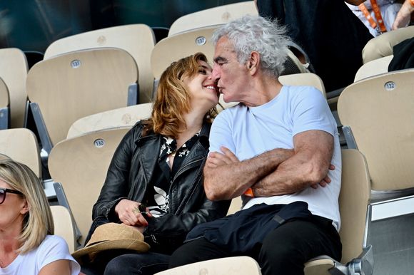 Raymond Domenech et sa nouvelle compagne à Roland Garros le 03 juin 2025 à Paris, France. Photo de ABACAPRESS.COM