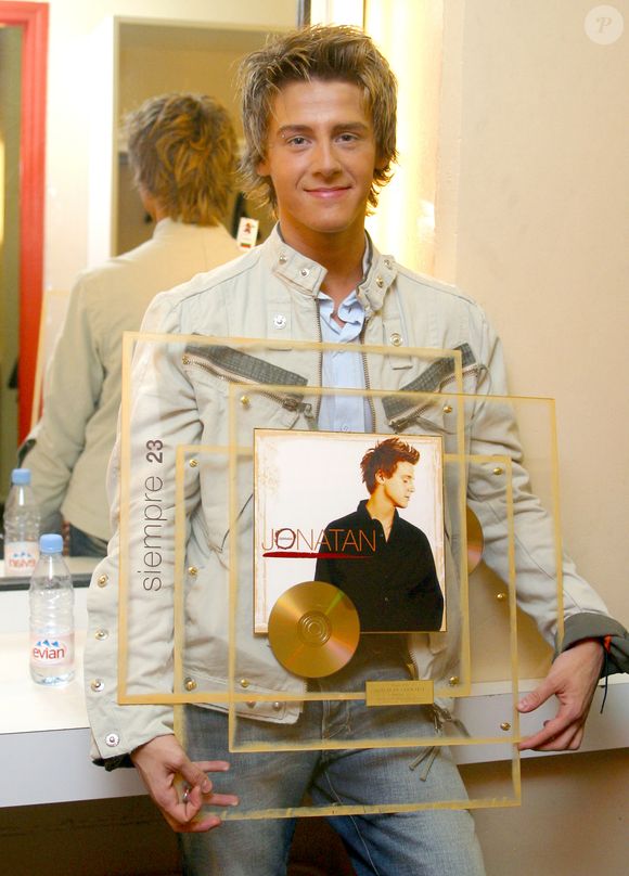 Jonathan Cerrada et son disque d'or.

Photo : Guillaume Gaffiot / Bestimage