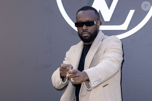 Maître Gims au photocall pour le défilé "Louis Vuitton" prêt à porter printemps / été 2025 lors de la fashion week, à Paris, le 1er octobre 2024. Photo par Olivier Borde / Bestimage