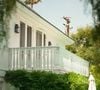 Voici à quoi ressemble la villa blanche de Sylvie Vartan à Los Angeles.