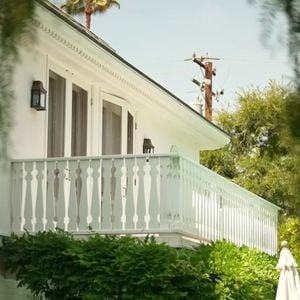 Voici à quoi ressemble la villa blanche de Sylvie Vartan à Los Angeles.