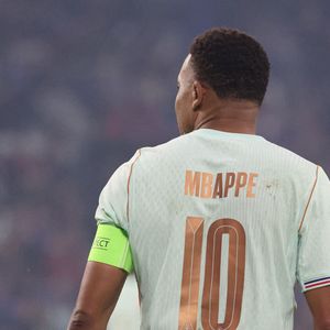 "Et on a aussi Kylian qui a un badge spécial car il a eu une récompense de meilleur buteur lors de la dernière Coupe du monde"

Kylian MBAPPÉ (France) - Les Bleus ont remporté leur dernier match de préparation contre l'Irlande du Nord (3-1) à Lille, grâce à un triplé de M. Olise le 8 juin 2026. © Laurent Sanson/PsnewZ/Bestimage
