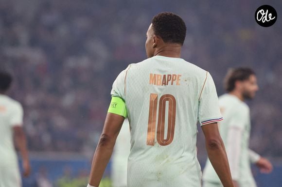 "Et on a aussi Kylian qui a un badge spécial car il a eu une récompense de meilleur buteur lors de la dernière Coupe du monde"

Kylian MBAPPÉ (France) - Les Bleus ont remporté leur dernier match de préparation contre l'Irlande du Nord (3-1) à Lille, grâce à un triplé de M. Olise le 8 juin 2026. © Laurent Sanson/PsnewZ/Bestimage