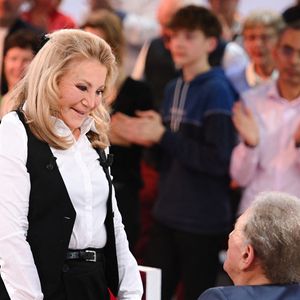 Nos confrères de "Paris Match" étaient revenus sur l'ouvrage qu'il avait écrit en hommage à sa mère, publié en 2005, Fils de, "une lettre d'amour de 254 pages".

Exclusif - Sheila et Michel Drucker  - Enregistrement de l'émission Vivement dimanche au studio Rive Gauche, le 21 mars 2025, présentée par M.Drucker et diffusée sur France 3 le 30 mars 2025. 
© Guillaume Gaffiot / Bestimage