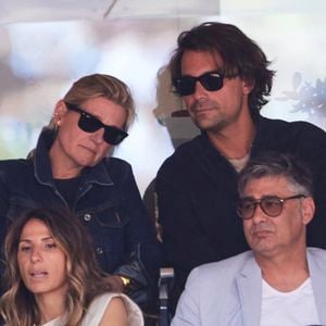 Bertrand Chameroy, Anne-Elisabeth Lemoine - Célébrités dans les tribunes de la finale homme des Internationaux de France de tennis de Roland Garros 2024 à Paris le 9 juin 2024. © Jacovides-Moreau/Bestimage