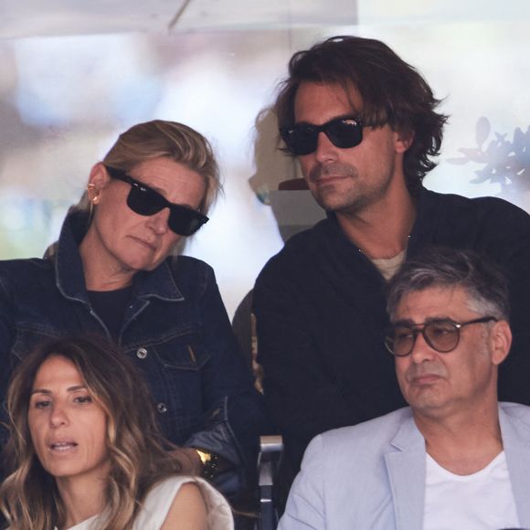 Bertrand Chameroy, Anne-Elisabeth Lemoine - Célébrités dans les tribunes de la finale homme des Internationaux de France de tennis de Roland Garros 2024 à Paris le 9 juin 2024. © Jacovides-Moreau/Bestimage