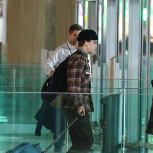 Vanessa Paradis vient chercher ses enfants Lily-Rose et Jack Depp à l'aéroport Roissy CDG, près de Paris le 19 mars 2017. Photo par Agence / Bestimage