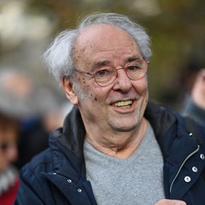 "J'ai dû agrandir car en s'équipant, la maison pouvait accueillir plus de monde. [...] Les deux styles cohabitent, on voit immédiatement la partie plus jeune car les finitions ne sont pas les mêmes... et il n'y a pas la maladresse de la première époque mais l'ensemble est unique !"

Maxime Le Forestier participe à une marche silencieuse, en tant que célébrités et artistes pour la paix au Moyen-Orient, à Paris, France, le 19 novembre 2023. Photo par Franck Castel/ABACAPRESS.COM