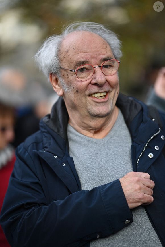 "J'ai dû agrandir car en s'équipant, la maison pouvait accueillir plus de monde. [...] Les deux styles cohabitent, on voit immédiatement la partie plus jeune car les finitions ne sont pas les mêmes... et il n'y a pas la maladresse de la première époque mais l'ensemble est unique !"

Maxime Le Forestier participe à une marche silencieuse, en tant que célébrités et artistes pour la paix au Moyen-Orient, à Paris, France, le 19 novembre 2023. Photo par Franck Castel/ABACAPRESS.COM