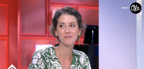 Journaliste à France Info, Clémentine Vergnaud se confie sur son cancer dans "C à vous" / France 5.