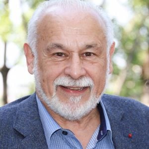 Quelques années plus tard, "Mongeville" s'était fait une nouvelle jeunesse sur la chaine C8 qui avait racheté les droits de sa diffusion

Francis Perrin - Dévoilement d'une plaque commémorative en l'honneur de Jean-Claude Brialy sur la façade de l'immeuble où il vécut 25 quai de Bourbon Paris 4ème, à Paris, France. © Coadic Guirec/Bestimage