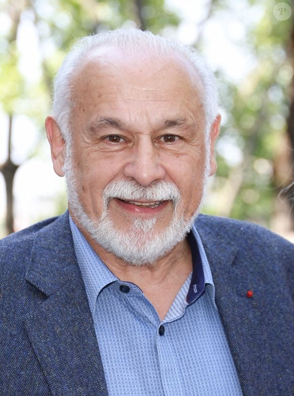 Quelques années plus tard, "Mongeville" s'était fait une nouvelle jeunesse sur la chaine C8 qui avait racheté les droits de sa diffusion

Francis Perrin - Dévoilement d'une plaque commémorative en l'honneur de Jean-Claude Brialy sur la façade de l'immeuble où il vécut 25 quai de Bourbon Paris 4ème, à Paris, France. © Coadic Guirec/Bestimage