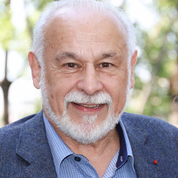 Quelques années plus tard, "Mongeville" s'était fait une nouvelle jeunesse sur la chaine C8 qui avait racheté les droits de sa diffusion

Francis Perrin - Dévoilement d'une plaque commémorative en l'honneur de Jean-Claude Brialy sur la façade de l'immeuble où il vécut 25 quai de Bourbon Paris 4ème, à Paris, France. © Coadic Guirec/Bestimage