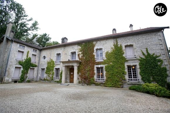 Acquise par Charles de Gaulle en 1934, la maison est devenue son refuge familial et le lieu où il a notamment reçu Konrad Adenauer en 1958.

Illustration - La Boisserie, résidence personnelle du général Charles de Gaulle à Colombey-les-Deux-Églises, en Haute-Marne, est un musée ouvert au public dont le propriétaire est son fils, l'amiral Philippe de Gaulle. Colombey-les-Deux-Églises, le 18 juin 2016