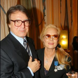 Sylvie Vartan avec Tony Scotti, lors de la remise de décoration au Ministère de la Culture à Paris, France, le 05/10/2006. Crédit Coadic Guirec / Bestimage