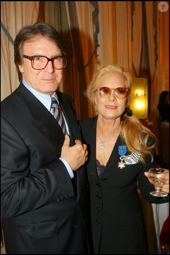 Sylvie Vartan avec Tony Scotti, lors de la remise de décoration au Ministère de la Culture à Paris, France, le 05/10/2006. Crédit Coadic Guirec / Bestimage