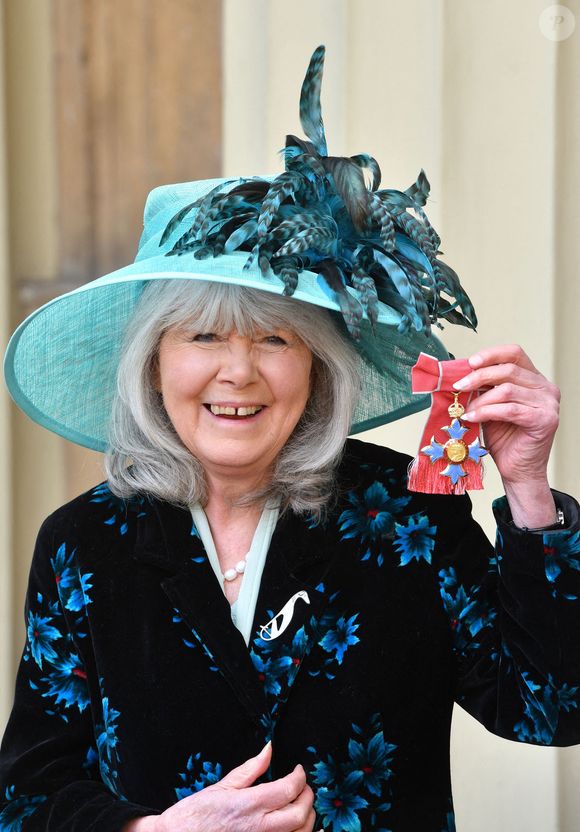 Jilly Cooper après qu'elle ait reçu sa médaille de Commandeur de l'Empire britannique (CBE) lors d'une cérémonie d'investiture au Palais de Buckingham, à Londres. Photo by John Stillwell/PA Wire
