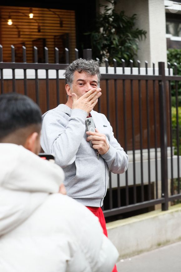 Exclusif - Stéphane Plaza a été surpris par les photographes et vidéastes à la sortie d'un RDV à Paris, le 27 février 2025.