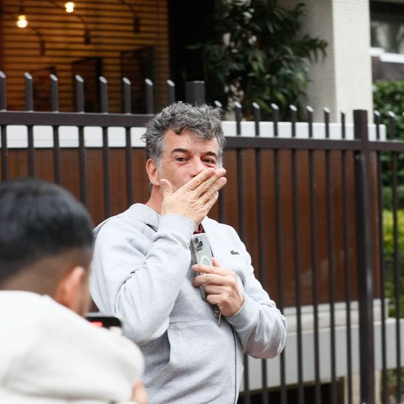 Exclusif - Stéphane Plaza a été surpris par les photographes et vidéastes à la sortie d'un RDV à Paris, le 27 février 2025.