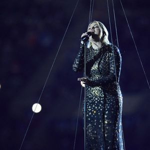 “La première fois que j’ai pleuré en écoutant Louane, c’est simple, c’était lorsqu’elle a chanté "Imagine" qui était la chanson préférée de son papa et il était décédé, je crois, quelques jours avant” 

La chanteuse Louane (Louane Emera), représentante de la France au concours de l'Eurovision, interpréte pour la première fois son titre Maman, en hommage à sa mère décédée lorsqu'elle avait 17 ans, devant les 80 000 spectateurs, suspendue sur une plateforme, plusieurs mètres au-dessus de la pelouse et des musiciens, du Stade de France à la mi-temps du match du Tournoi des Six Nations opposant la France à l'Écosse, à Saint-Denis, Seine Saint-Denis, France, le 15 mars 2025. © Cyril Moreau/Bestimage