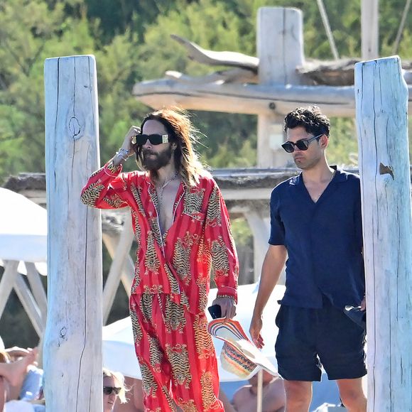 Jared Leto, Chloe Bartoli et Sofia Boutella sortent du club 55 à Saint-Tropez, Côte d'Azur, France, le 10 juillet 2024. © Agence / Bestimage