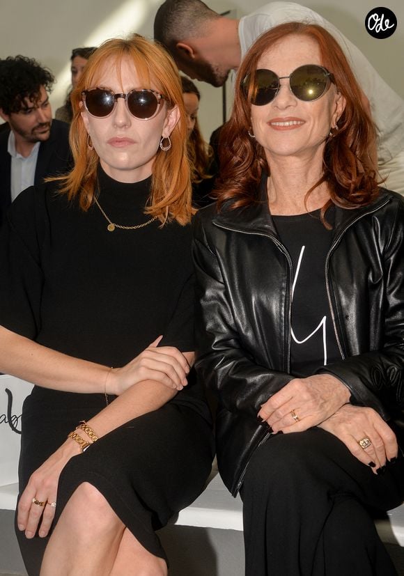 Lolita Chammah et sa mère Isabelle Huppert - People au défilé de mode PAP printemps-été 2020 "Agnes B " à Paris. Le 30 septembre 2019.
© Veeren Ramsamy-Christophe Clovis / Bestimage.