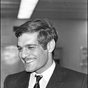 Dans sa jeunesse, le comédien était réputé pour sa beauté.

Archives - Omar Sharif dans un aéroport à Paris. Agence / Bestimage. Non datée.