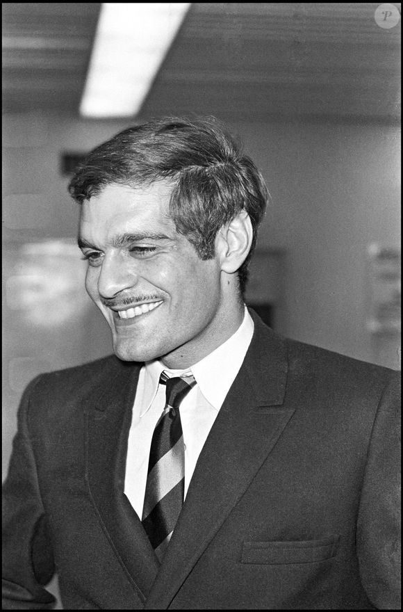 Dans sa jeunesse, le comédien était réputé pour sa beauté.

Archives - Omar Sharif dans un aéroport à Paris. Agence / Bestimage. Non datée.