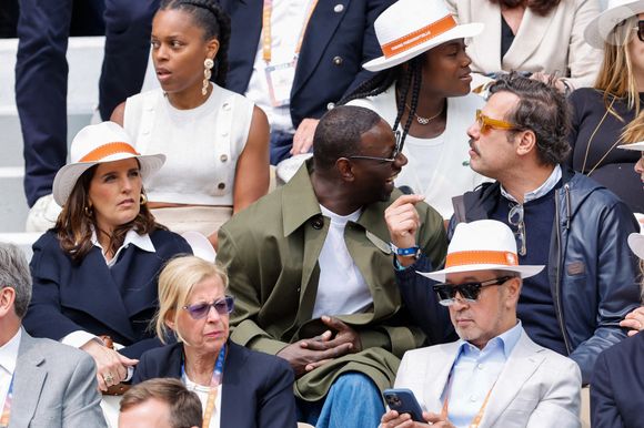 Laurent Lafitte, Omar Sy et sa femme Hélène en tribunes lors des Internationaux de France de Tennis de Roland Garros 2025, à Paris, France, le 7 juin 2025. © Cyril Moreau/Bestimage