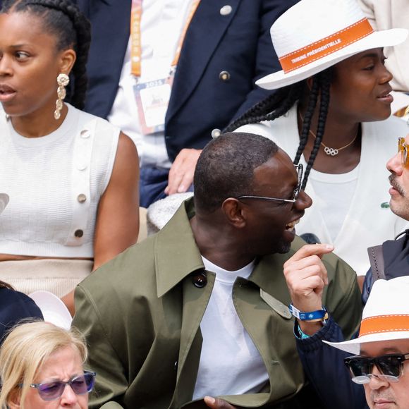 Laurent Lafitte, Omar Sy et sa femme Hélène en tribunes lors des Internationaux de France de Tennis de Roland Garros 2025, à Paris, France, le 7 juin 2025. © Cyril Moreau/Bestimage